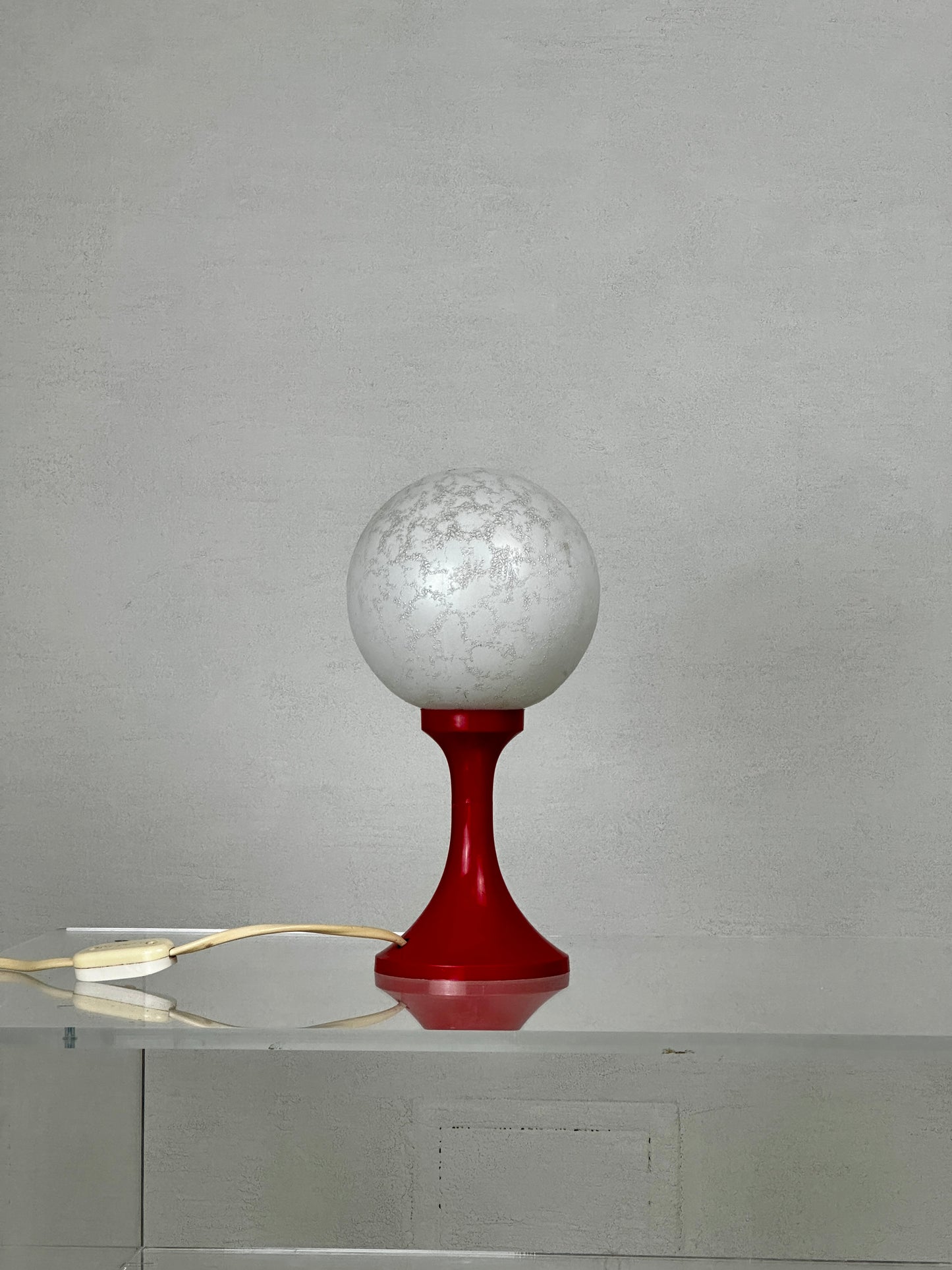 Aro Leuchte Tischlampe / Nachttischlampe in rot mit Glaskugel 70er Mid Century Vintage Space Age